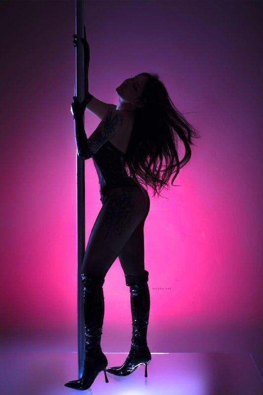 宋昱欣 – 皮衣+黑丝【13P】